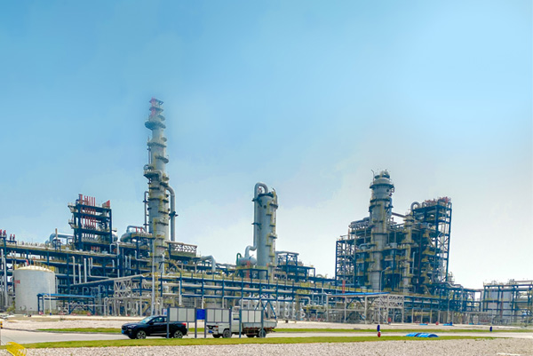 View of a large petrochemical plant with distillation towers and complex stainless steel piping